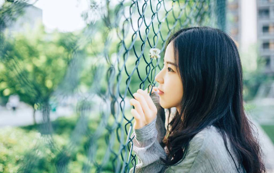我喊他，没人应。只我一人，站在荒郊野地里。